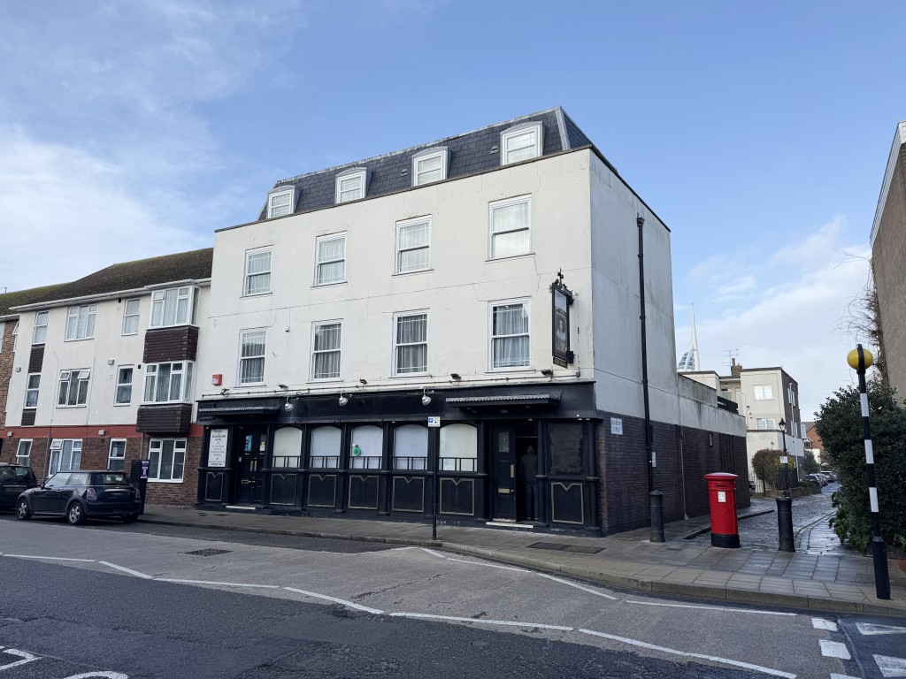 Lot: 142 - FORMER PUB AND HOTEL WITH PLANNING PERMISSION FOR RESIDENTIAL CONVERSION - View of the front of the building from High Street